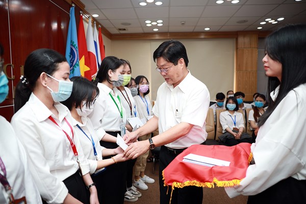 Trao hỗ trợ cho sinh viên bị thiệt hại do bão lũ đợt 2 năm 2020 - Anh 1