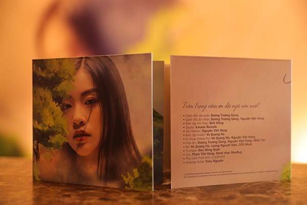 Sao Mai Thu Hằng phát hành album nhạc cách mạng - Anh 1