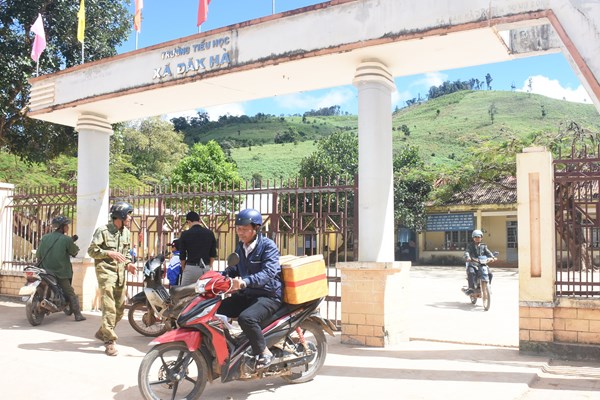 “Góp gạo, thổi cơm chung” nuôi học trò vùng nghèo khó - Anh 2