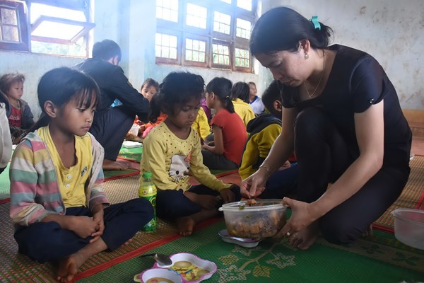 “Góp gạo, thổi cơm chung” nuôi học trò vùng nghèo khó - Anh 1