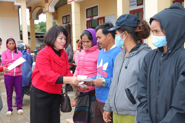 Những món quà sâu nặng ân tình của Công đoàn Khối Di sản- Văn hóa cơ sở,  Bộ VHTTDL - Anh 7