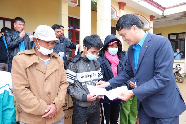Những món quà sâu nặng ân tình của Công đoàn Khối Di sản- Văn hóa cơ sở,  Bộ VHTTDL - Anh 4