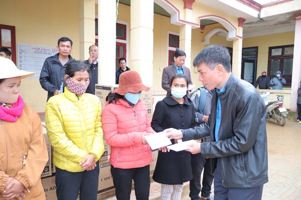Những món quà sâu nặng ân tình của Công đoàn Khối Di sản- Văn hóa cơ sở,  Bộ VHTTDL - Anh 9