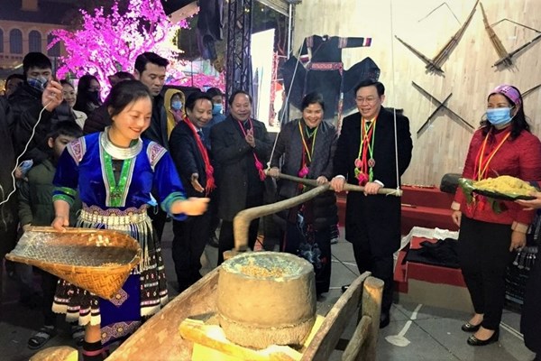 Tuần văn hóa, du lịch Lai Châu tại Hà Nội: Vẻ đẹp và màu sắc rực rỡ của Tây Bắc ở Hà Nội - Anh 4