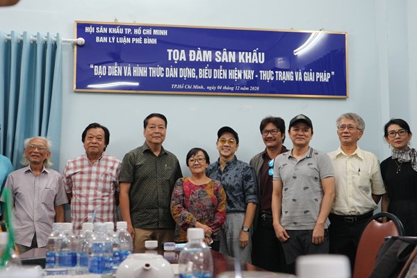 Sân khấu chông chênh tìm hướng đi - Anh 1