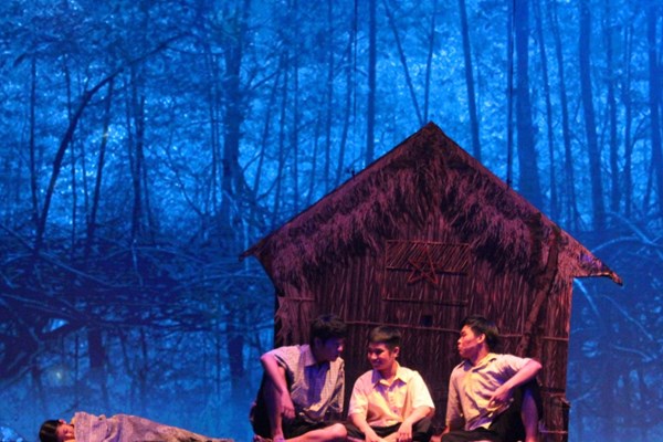 Sân khấu chông chênh tìm hướng đi - Anh 2