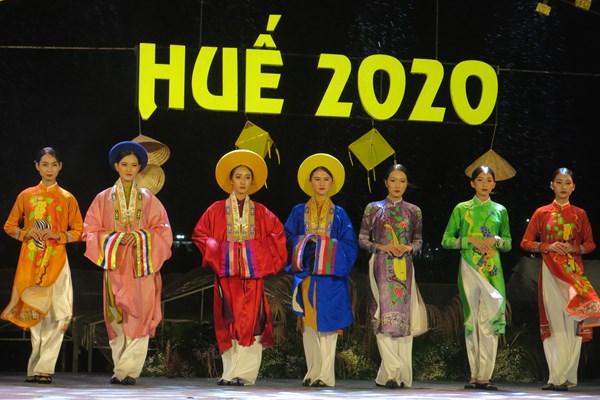 Rộn ràng Ngày hội Áo dài - Anh 1