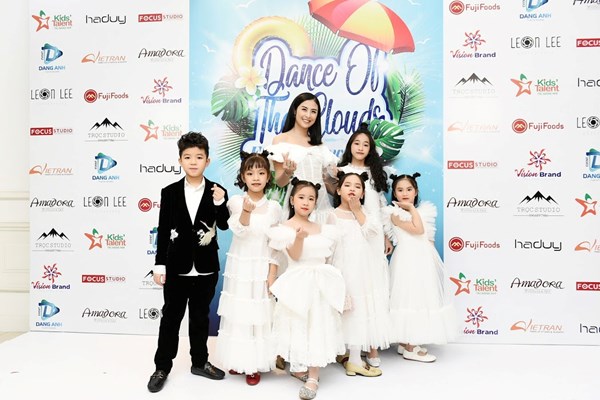 Hấp dẫn show diễn Dance Of The Clouds Fashion Show - Anh 1