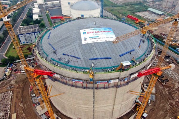 PV GAS hoàn thiện thi công và nâng mái bồn chứa của kho LNG Thị Vải - Anh 1