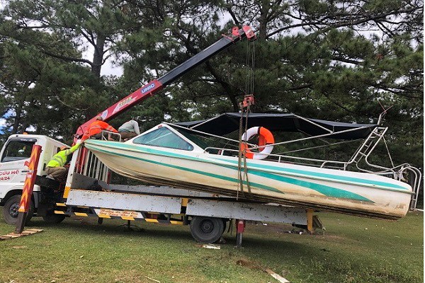 Tạm giữ 2 phương tiện canô hoạt động trái phép trên hồ Đan Kia - Anh 1