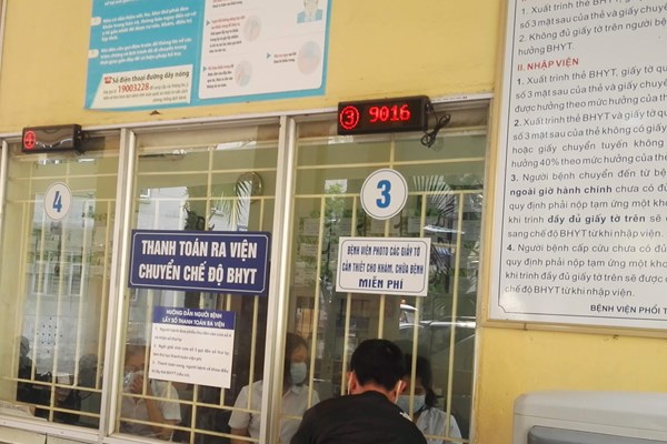 Thông tuyến KCB BHYT tuyến tỉnh: Người dân hưởng lợi, bệnh viện “gồng mình” - Anh 1