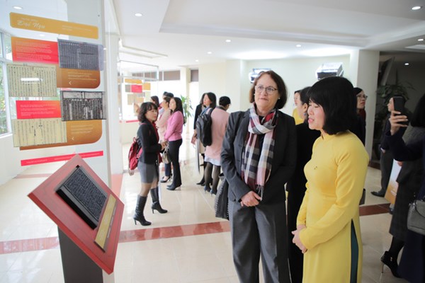 Nhiều tài liệu quý tại trưng bày Quốc hiệu và Kinh đô nước Việt trong tài liệu lưu trữ - Anh 2