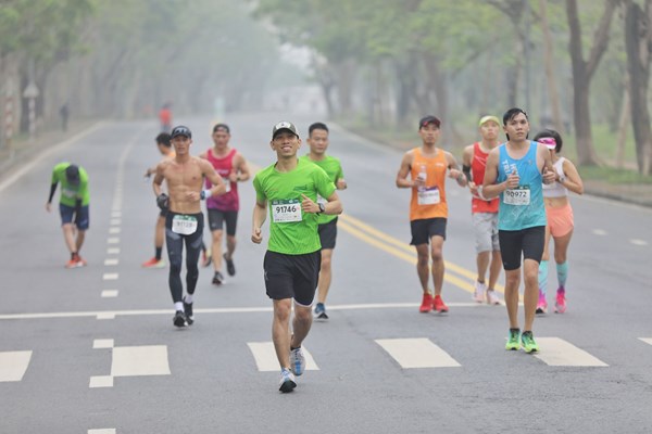 Hơn 4.500 VĐV tham gia giải chạy VnExpress Marathon Huế 2020 - Anh 1