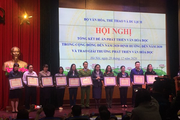 Bộ VHTTDL: Trao Giải thưởng Phát triển văn hóa đọc năm 2020 cho các tập thể, cá nhân - Anh 1