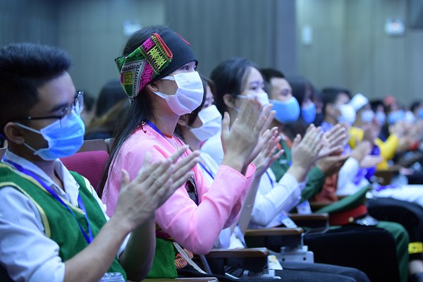 Các bạn trẻ không được quên tiếng dân tộc mình - Anh 2