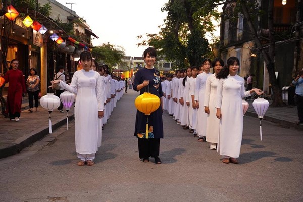 “Thắp sáng Hội An” bằng nghệ thuật thực cảnh - Anh 2