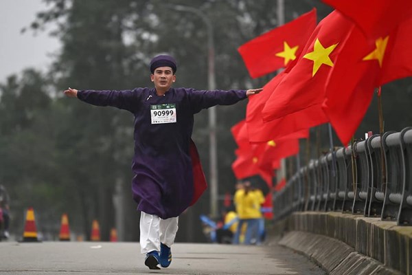 Mang áo dài chạy Marathon là sự yêu thích cá nhân - Anh 1