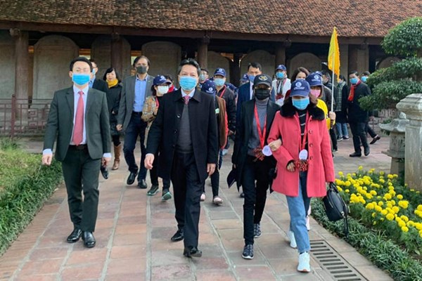 Hà Nội đón đoàn khách du lịch đầu tiên năm 2021 tại Văn Miếu- Quốc Tử Giám - Anh 2