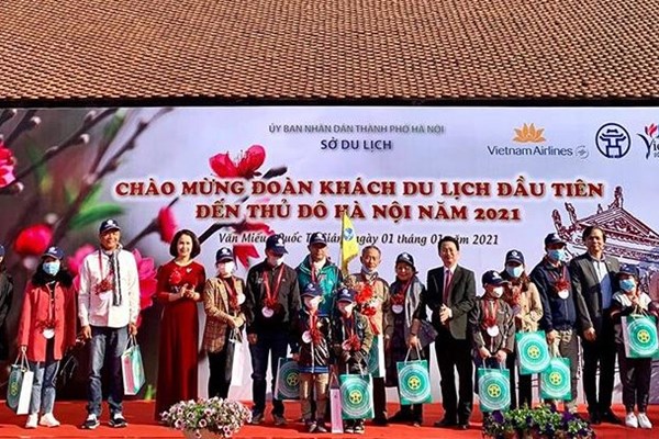 Hà Nội đón đoàn khách du lịch đầu tiên năm 2021 tại Văn Miếu- Quốc Tử Giám - Anh 1