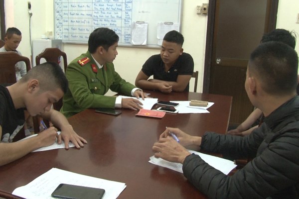 Triệu tập 11 thanh niên đốt pháo giữa thành phố Huế - Anh 1