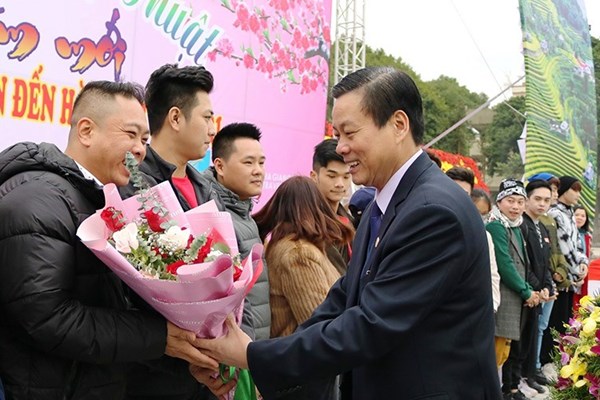 Bất chấp giá rét, những vị khách đầu tiên đã tới Hà Giang ngày đầu năm 2021 - Anh 1