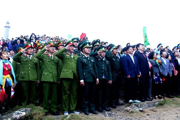 Chào cờ đầu năm ở cực Đông Tổ quốc và chào đón những vị khách đầu tiên - Anh 1