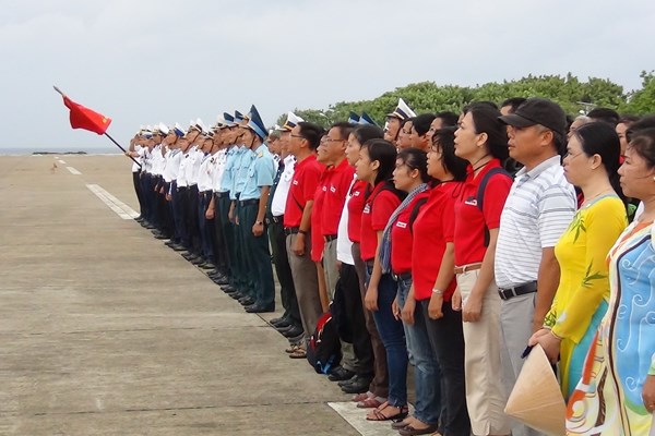 Cờ Tổ quốc tung bay trên cột mốc chủ quyền ngày đầu năm mới - Anh 1