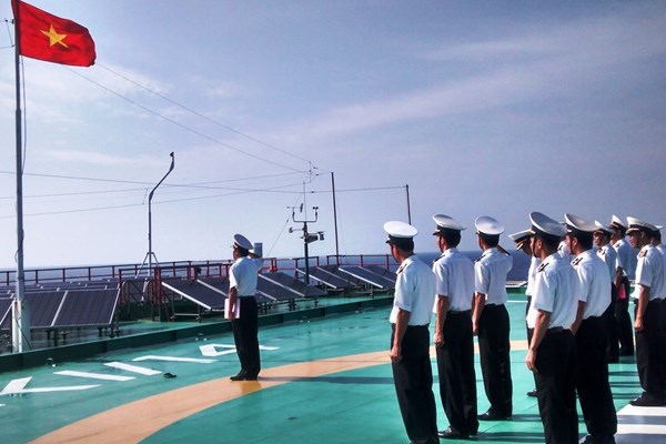 Cờ Tổ quốc tung bay trên cột mốc chủ quyền ngày đầu năm mới - Anh 2