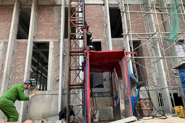 Rơi thang công trình, 11 người thương vong ở Nghệ An: Đơn vị nào chịu trách nhiệm chính? - Anh 1