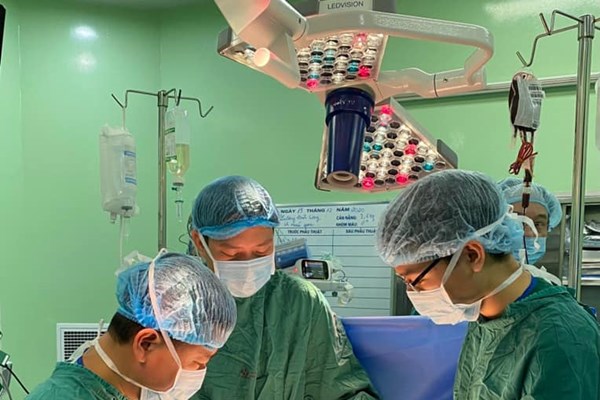 Bé 14 ngày tuổi đã phải phẫu thuật vì khối u máu gây nguy hiểm tính mạng - Anh 1
