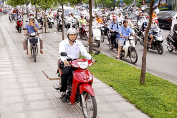 Hà Nội sẽ xử lý nghiêm phương tiện đi lên vỉa hè - Anh 1