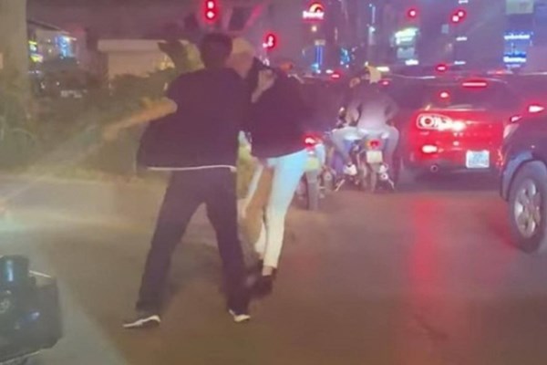 Lên án các hành vi​​​​​​​ “phi văn hóa” khi tham gia giao thông - Anh 1