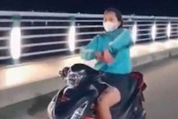 “Nữ quái” phóng xe,  thả tay múa quạt trên đường bị phạt 7,4 triệu đồng - Anh 1