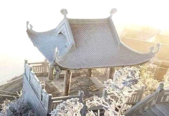 Khách du lịch rủ nhau đi Sa Pa, Cao Bằng, Mẫu Sơn ngắm băng tuyết - Anh 3