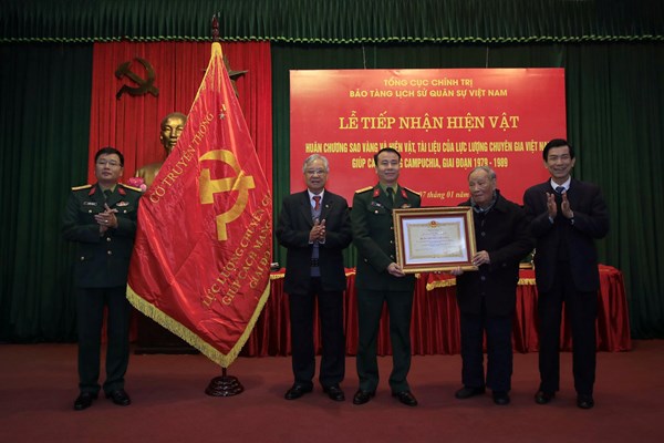 Tiếp nhận hiện vật của lực lượng chuyên gia Việt Nam giúp Campuchia - Anh 1