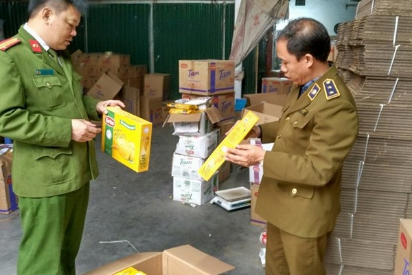 Cảnh giác khi mua bánh kẹo nhập khẩu - Anh 1