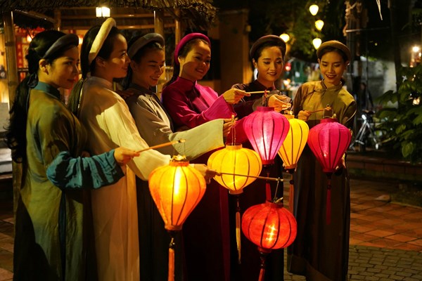 Áo dài Việt trong “dáng phố” Hội An - Anh 1