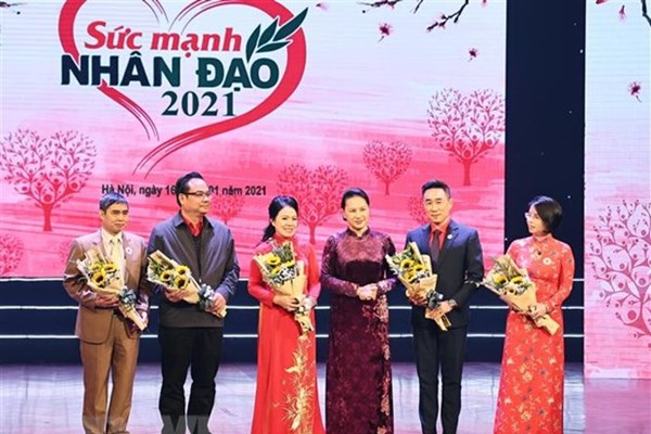 Trao yêu thương để người nghèo hưởng Tết ấm áp - Anh 2