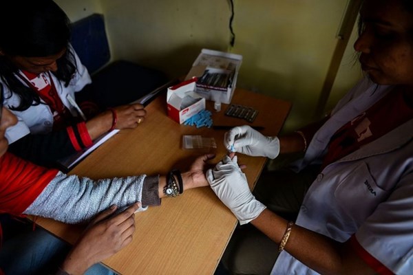 Người có tải lượng virus HIV cao vẫn là mối lo hàng đầu - Anh 1