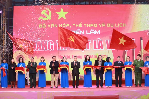 Khai mạc triển lãm Đảng ta thật là vĩ đại - Anh 1