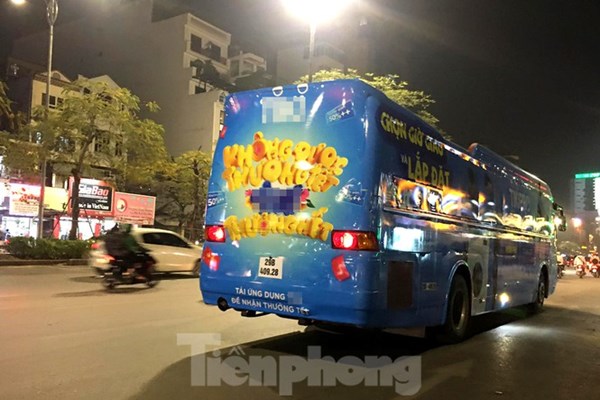 Ai “bảo kê” cho xe dán kín decal dạo phố? - Anh 1