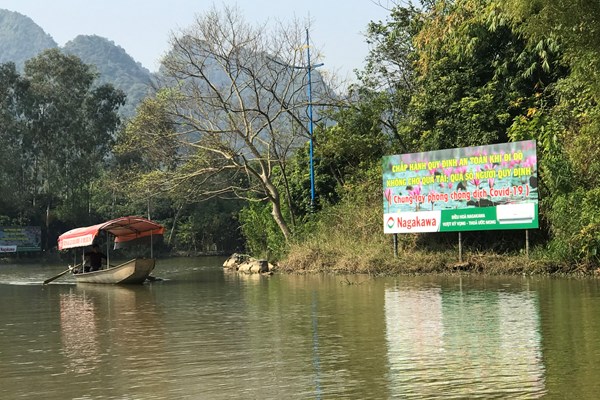 Tuyên truyền trực quan phòng, chống dịch Covid-19 dọc bờ suối Yến - Anh 5