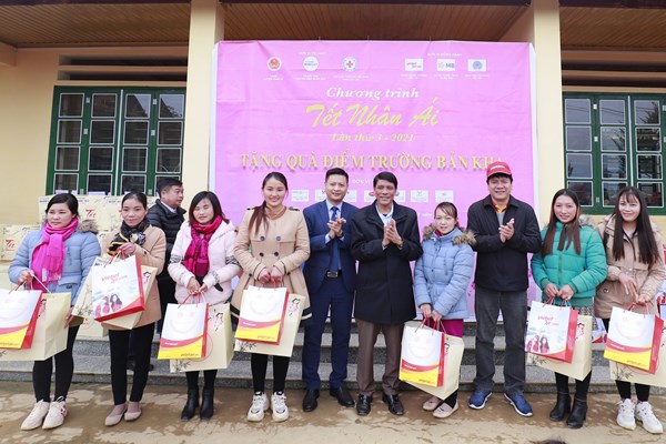 Vietjet mang niềm vui Tết đến với bà con dân tộc - Anh 1