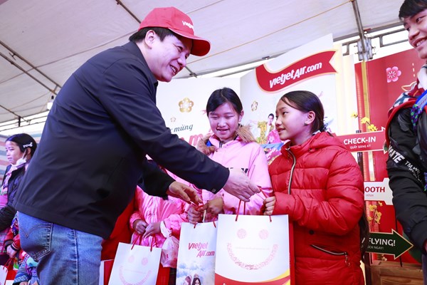 Vietjet mang niềm vui Tết đến với bà con dân tộc - Anh 3