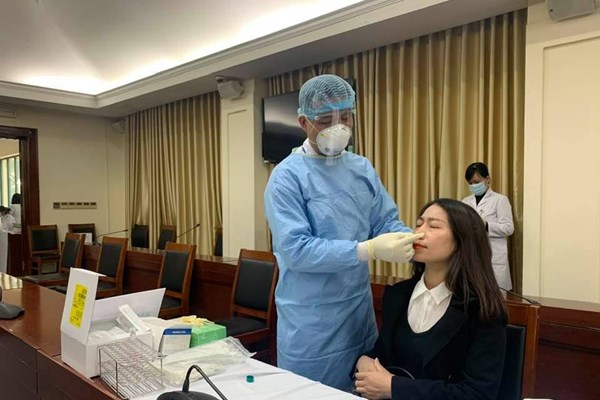 Hơn 10.000 mẫu xét nghiệm lần 2 của đại biểu và khối phục vụ Đại hội Đảng đều âm tính với SARS-CoV-2 - Anh 1