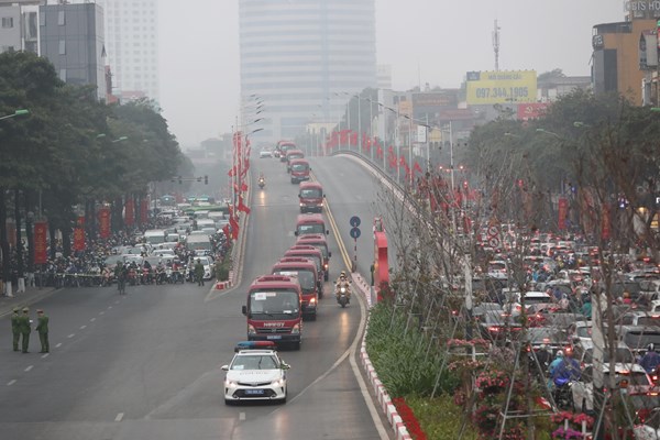 Ngày làm việc đầu tiên của Đại hội XIII - Anh 13