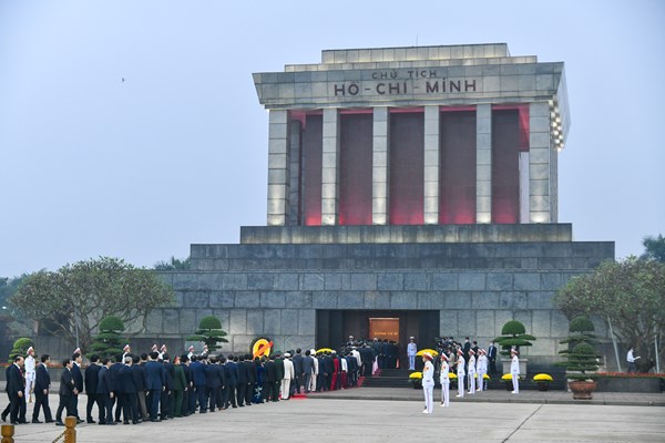 Ngày làm việc đầu tiên của Đại hội XIII - Anh 1