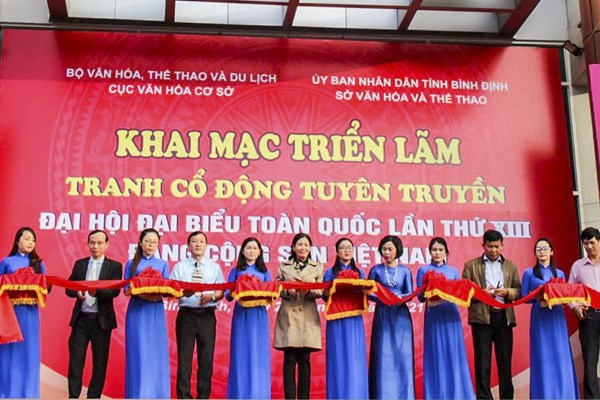 Triển lãm tranh cổ động tuyên truyền về Đại hội - Anh 1