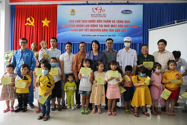 Phó Chủ tịch nước đến thăm người lao động tại nhà máy sữa 4.0 của Vinamilk trước thềm Tết Tân Sửu - Anh 1