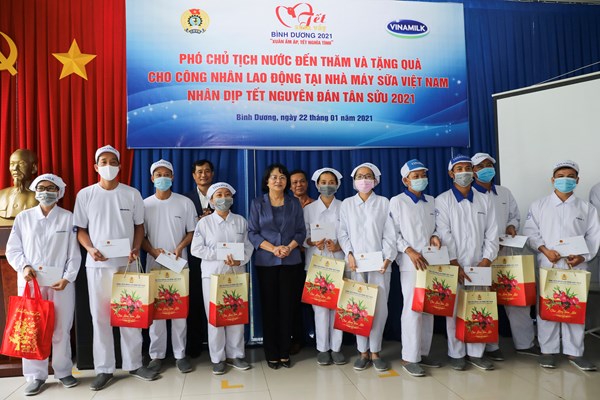 Phó Chủ tịch nước đến thăm người lao động tại nhà máy sữa 4.0 của Vinamilk trước thềm Tết Tân Sửu - Anh 3